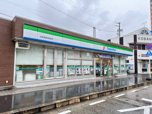 コンビニ　ファミリーマート 近鉄津新町駅前店（コンビニ）まで85m
