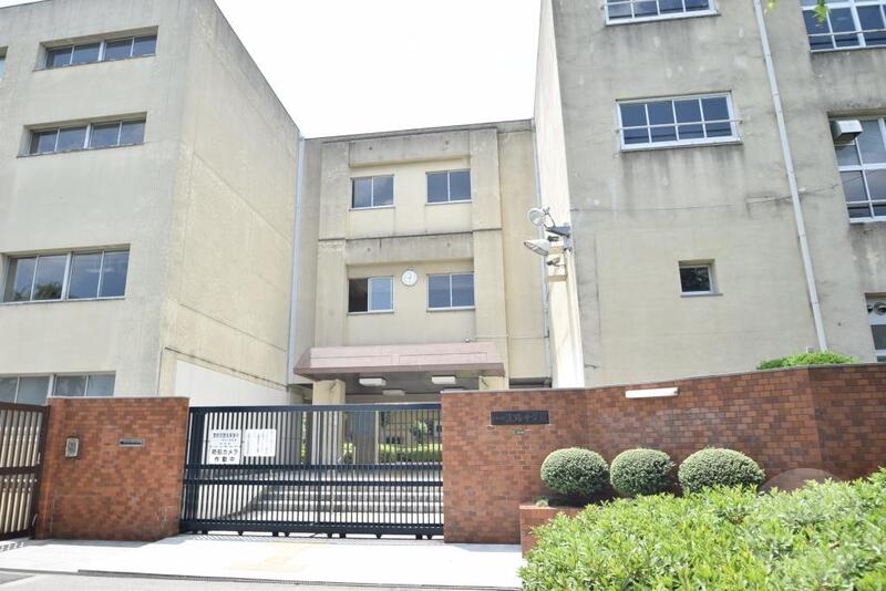 中学校　淡路中学校（中学校）まで300m
