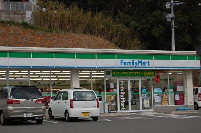 コンビニ　ファミリーマート（コンビニ）まで619m