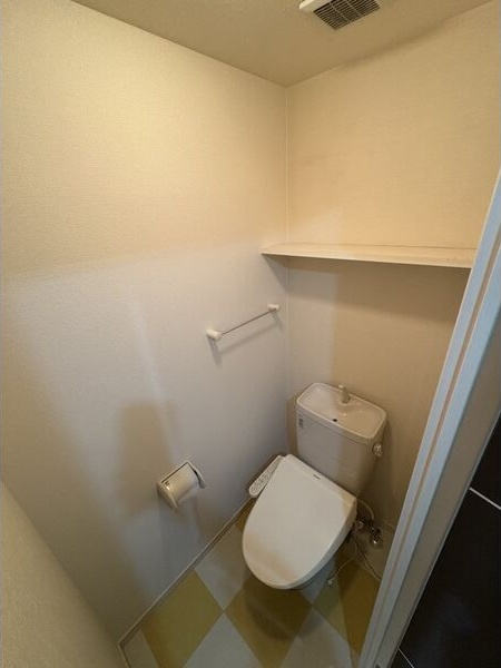 トイレ　※写真は同じマンションの違う部屋のものになります。