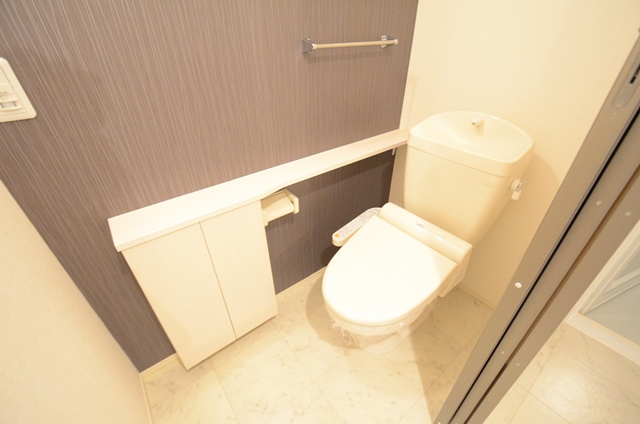 トイレ　温水洗浄便座付きのトイレです♪