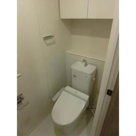 トイレ　落ち着いた色調のトイレです