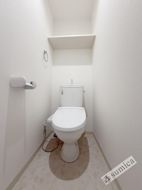 トイレ　人気アイテムの温水洗浄便座。清潔感のあるトイレです。