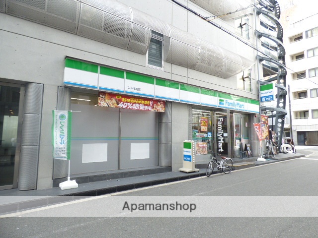 コンビニ　ファミリーマートエル本町店（コンビニ）まで220m
