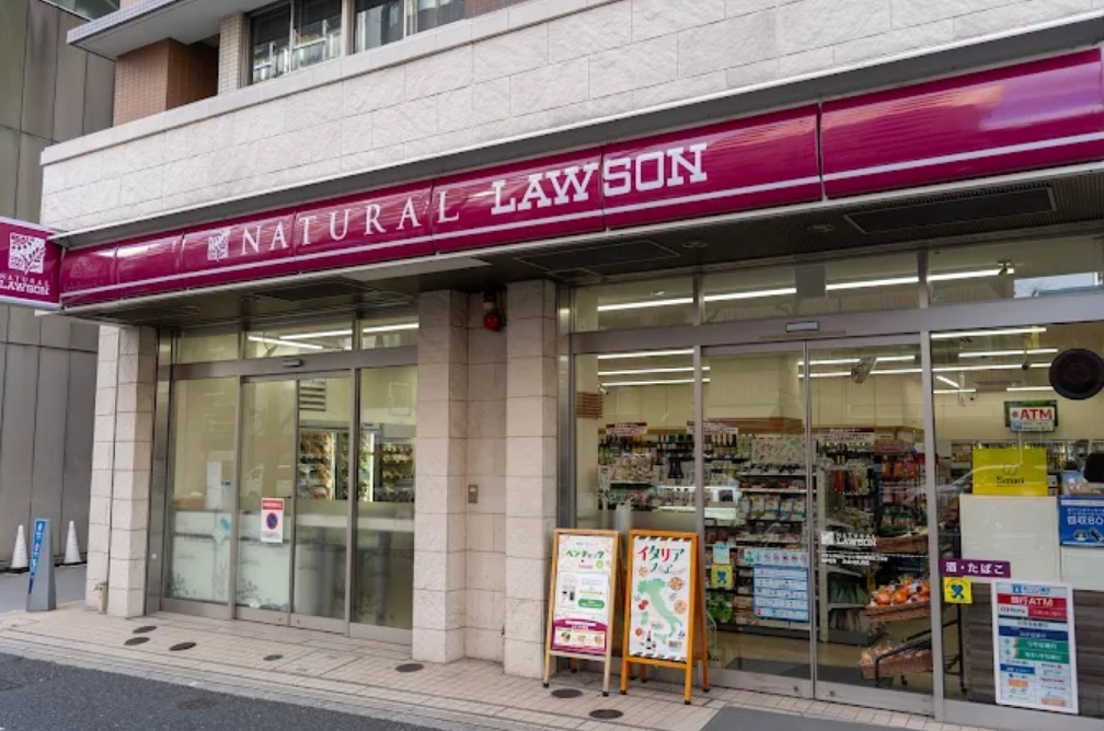 コンビニ　ナチュラルローソン恵比寿南3丁目店（コンビニ）まで345m