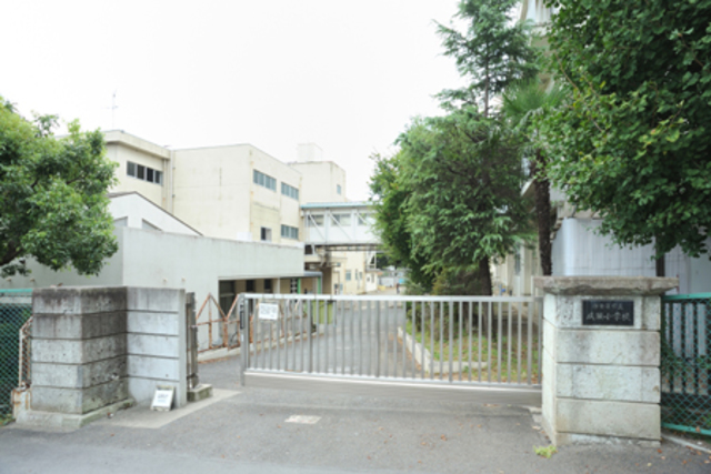 小学校　伊勢原市立成瀬小学校（小学校）まで621m