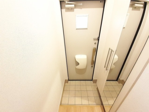 玄関　入ってすぐに内階段あります