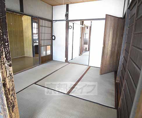 居室・リビング　中部屋の和室です