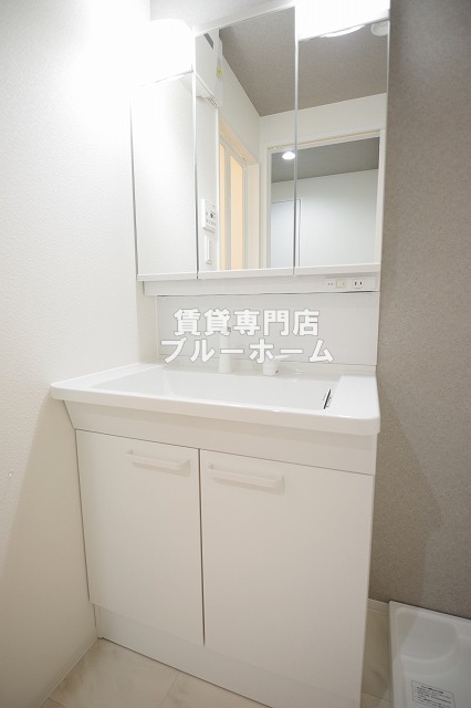 洗面設備　あると嬉しい三面鏡独立洗面台！