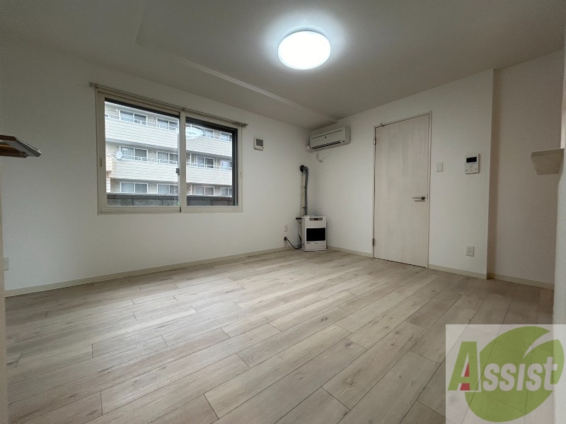 その他部屋・スペース　寝室はこちらです。光が差し込む、温かみのあるお部屋です。