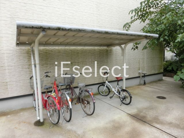 駐車場　屋根付き駐輪場