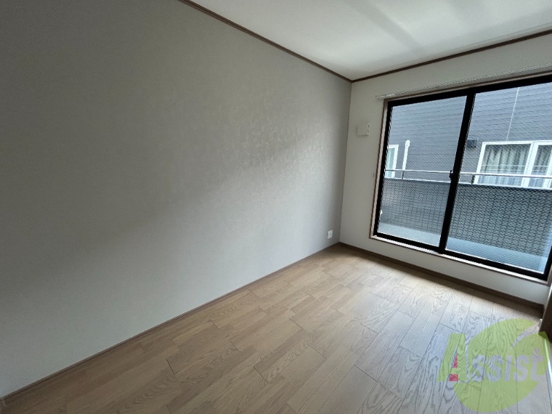 その他部屋・スペース　こちらは寝室です。窓が大きく寝室も明るいですね。