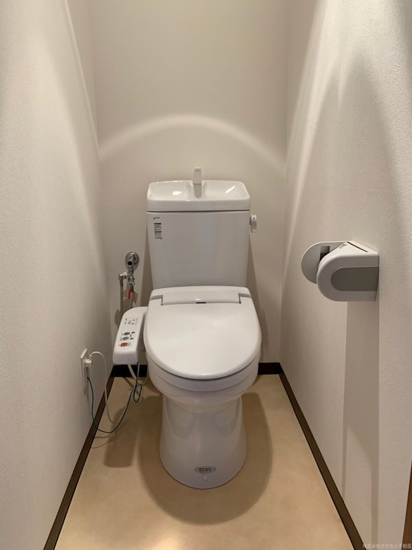 トイレ　温水洗浄暖房便座です。