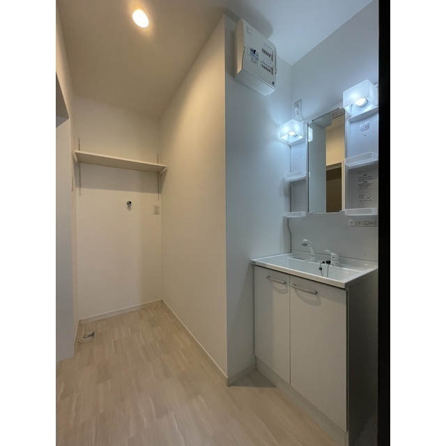洗面設備　（参考）他室の写真を使用しています。現況優先となります。