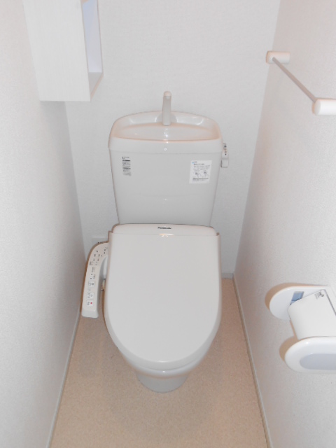 トイレ　温水洗浄便座完備・小物収納有り