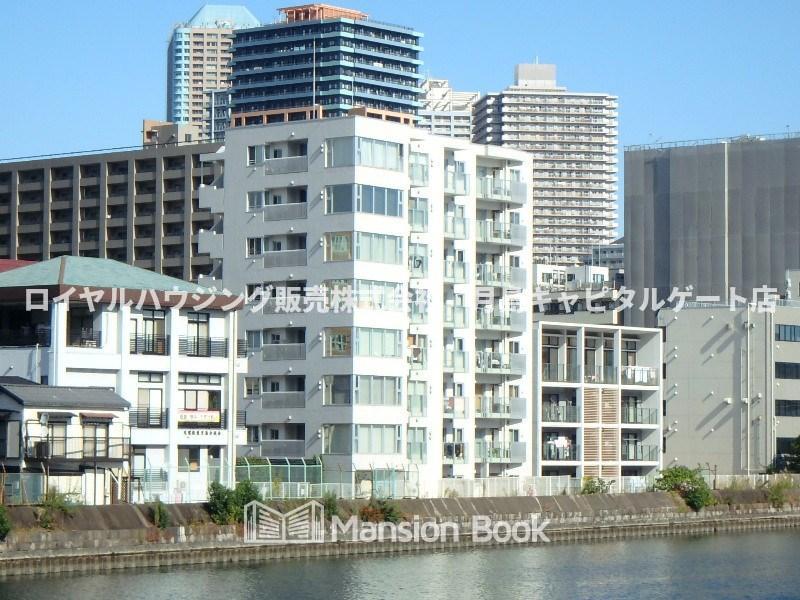 建物外観　2011年築。川沿いにあるマンションです。