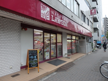 コンビニ　ナチュラルローソン東麻布三丁目店（コンビニ）まで216m