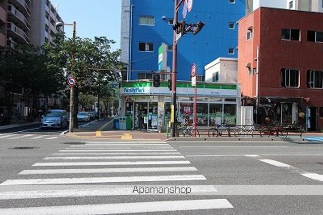 コンビニ　ファミリーマート（コンビニ）まで104m