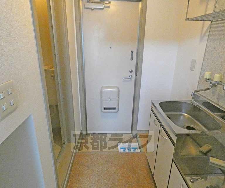 玄関　玄関横にはスペースあります。