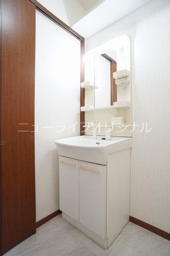 洗面設備　シャワー付き洗面台で忙しい朝でも楽に身支度が出来ます！