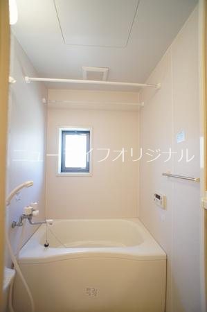バス・シャワールーム　換気に便利な小窓付きの明るい浴室です！