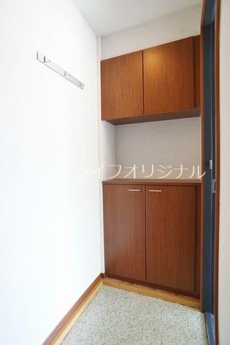 玄関　上下に分かれた使い勝手の良いシューズボックス！
