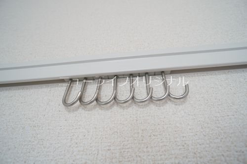 その他設備　レールフック付きで帽子や小物など壁掛けが可能です！
