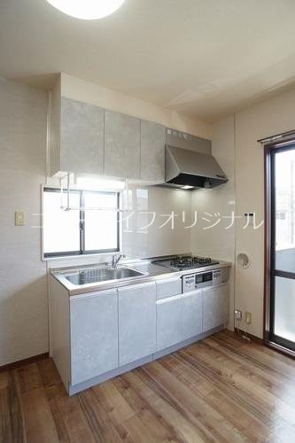 キッチン　窓付きキッチンで明るく換気も出来ます！