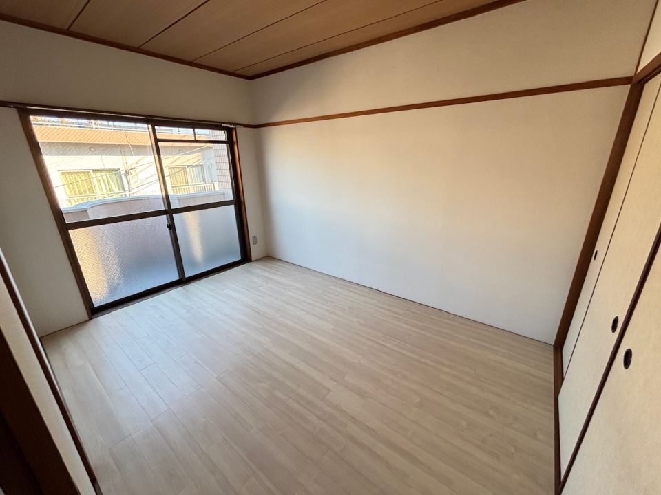 その他　６畳の洋室、こちらには収納があります