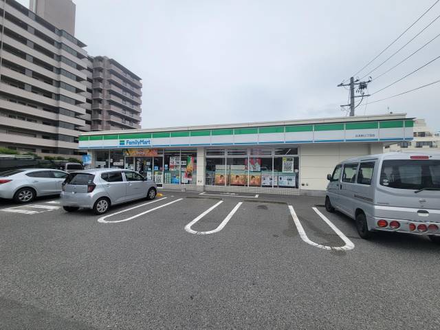 コンビニ　ファミリーマート広本町三丁目店（コンビニ）まで1214m