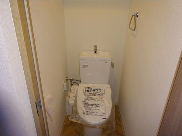 トイレ　落ち着いた色調のトイレです