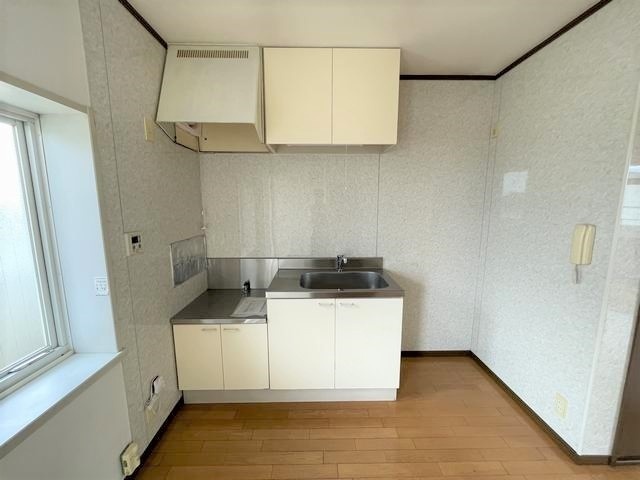 キッチン　キッチン脇には窓があり明るいキッチンです。