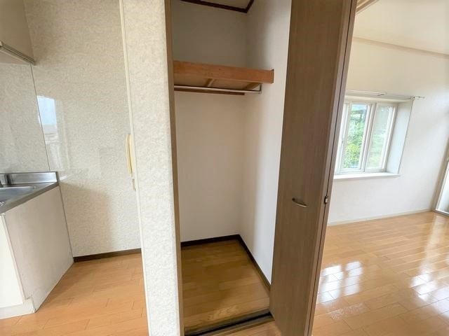 玄関　小さいですが下駄箱あります。