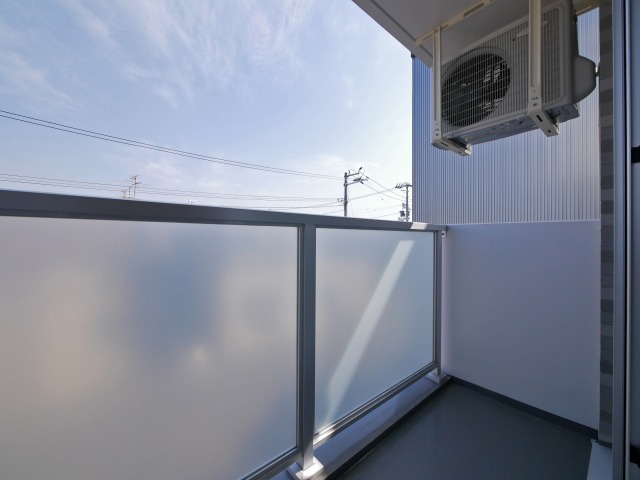 バルコニー　天気の良い日は外に洗濯物を干せます。