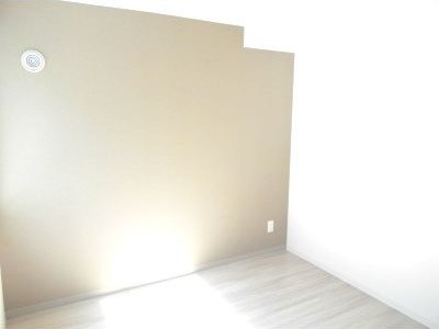 その他共有部分　広々とした洋室です。