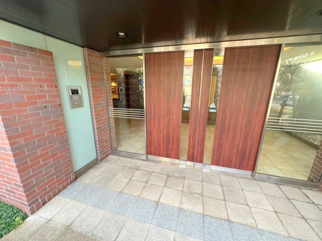 エントランス　オシャレなエントランスは安心のオートロック付きです。