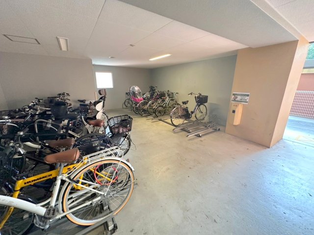 駐車場　敷地内には入居者専用の駐輪スペースもあります。