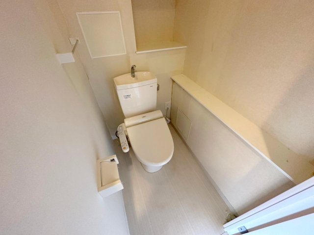 トイレ　綺麗なトイレにはウォシュレット標準装備です。