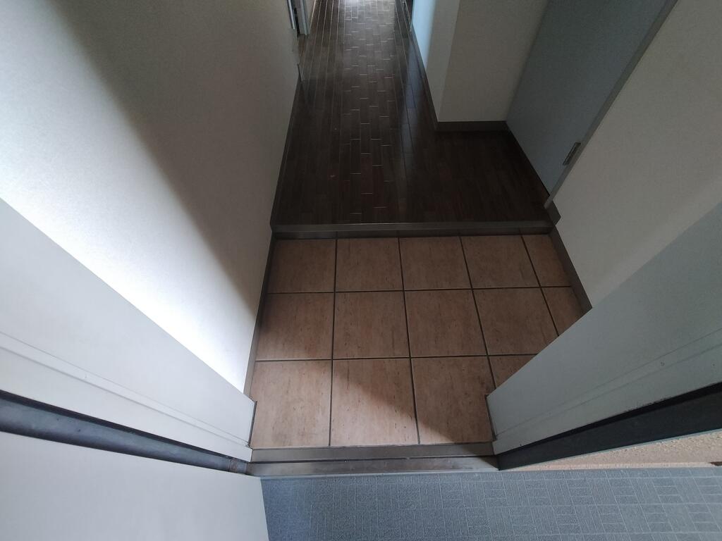 玄関　※同建物の別のお部屋の写真です。