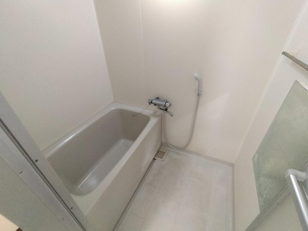 バス・シャワールーム　※同建物の別のお部屋の写真です。