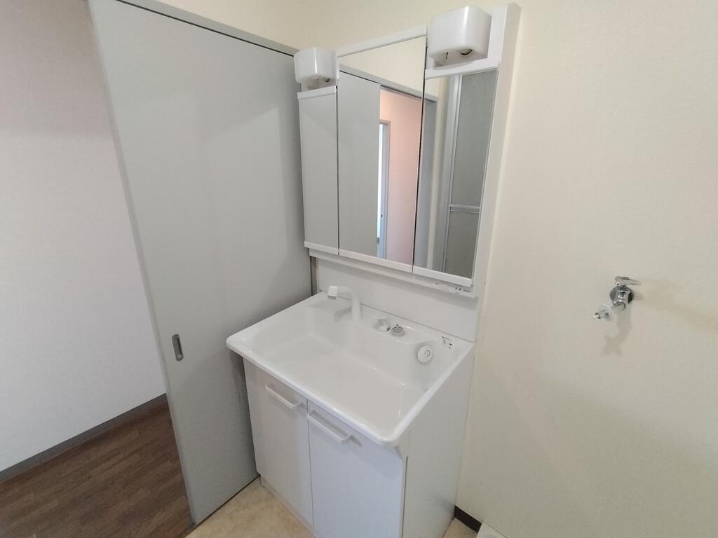 洗面設備　※同建物の別のお部屋の写真です。