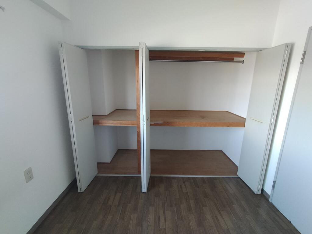 収納　※同建物の別のお部屋の写真です。
