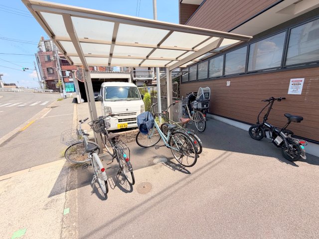 駐車場　敷地内には入居者専用の駐輪スペースもあります。