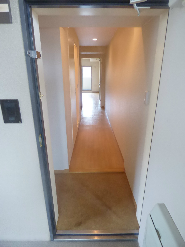 玄関　※同物件別部屋参考写真
