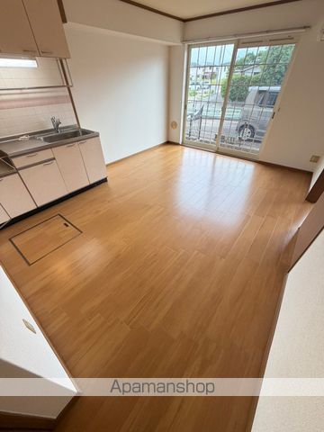 エレガントヴィラ1号館の居間写真