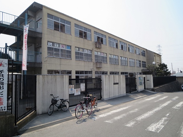 小学校　孔舎衙東小学校（小学校）まで195m