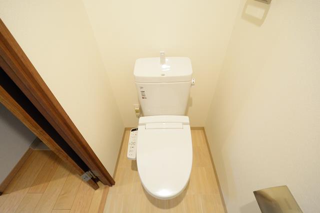 トイレ　温水洗浄便座付きのトイレです♪