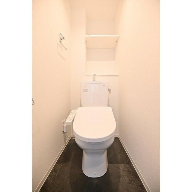 トイレ　落ち着いた色調のトイレです