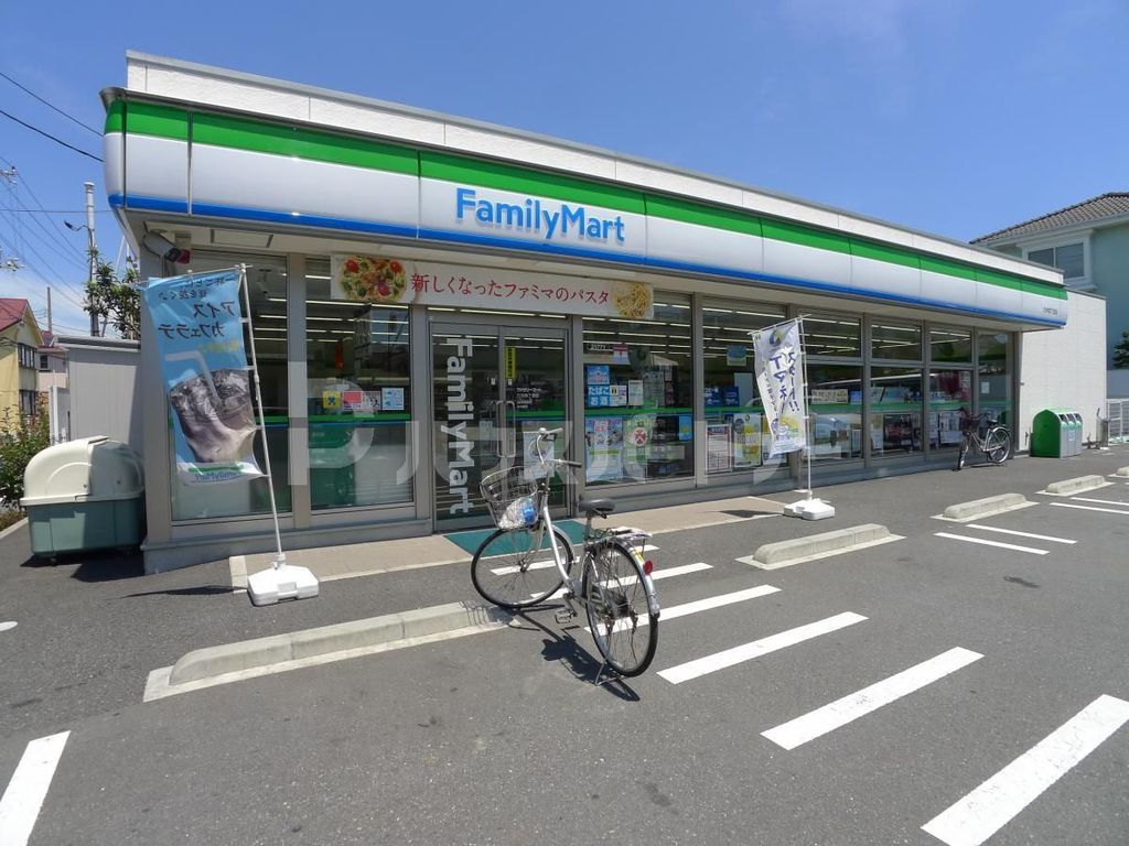 コンビニ　ファミリーマート六木四丁目店（コンビニ）まで210m