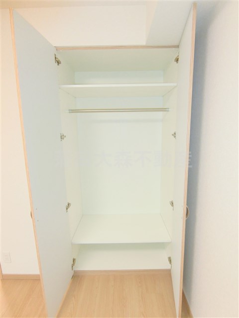 収納　キッチン側洋室の収納とクローゼット